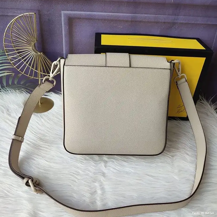 Vintage HOT In Messenger Baguette Medium Fendi Beige Romano Cuoio Leather 0417